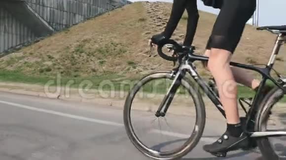 专业骑自行车的人骑自行车出马鞍在运动中腿部肌肉的侧面近距离观察脚踏车技术视频的预览图