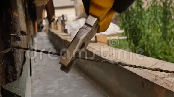 工人拆除木模板为旧房子新建基础工人用钢丝刀切割金属线视频的预览图