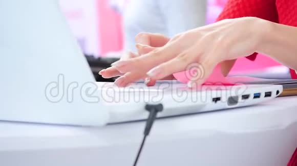 一位女士为一台白色笔记本电脑工作填写问卷视频的预览图