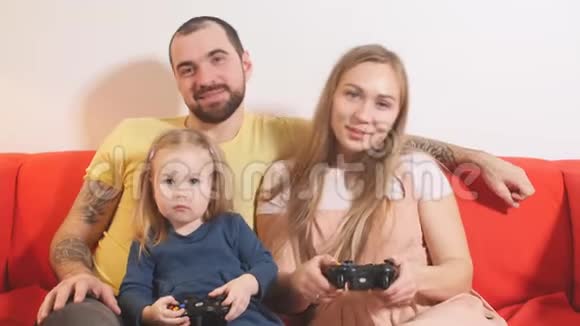 幼儿家庭一起玩电子游戏视频的预览图