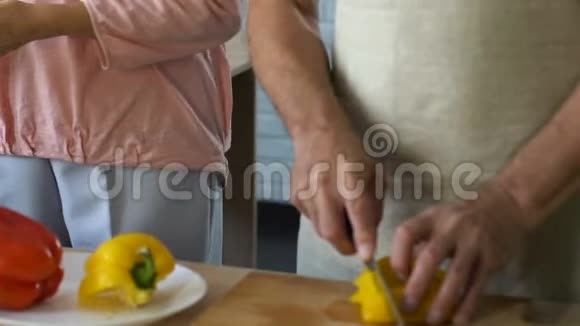 高级夫妇一起准备晚餐切有机蔬菜素食主义者视频的预览图