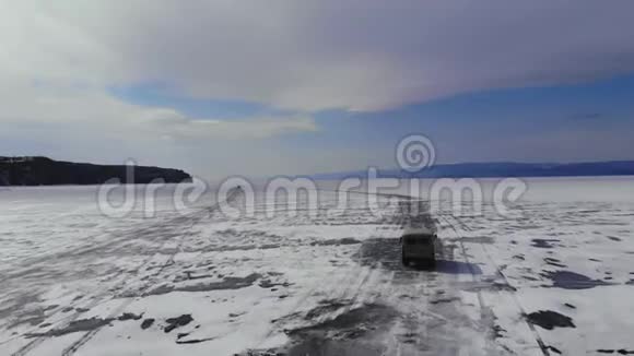 在贝加尔湖冰路上开车视频的预览图