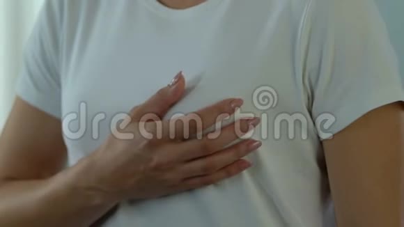 女性关注乳房疼痛检查乳腺癌症症状视频的预览图