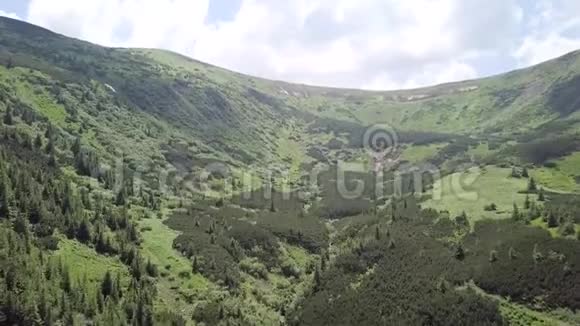 鸟瞰夏天山景喀尔巴阡山脉乌克兰视频的预览图