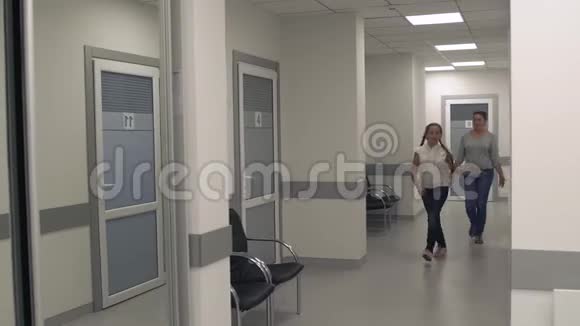 少女在医疗中心的走廊上跳跃视频的预览图
