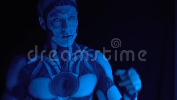 一个长着白眼睛的男性机器人在他的头上缓慢地移动视频的预览图