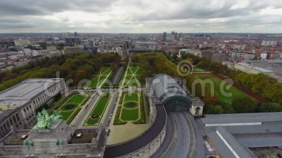 布鲁塞尔上空乌云密布城市公园空中建筑视频的预览图
