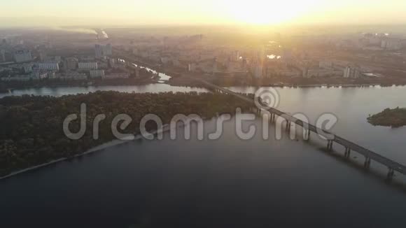 乌克兰基辅黎明时分清晨的帕托纳桥的鸟瞰图视频的预览图