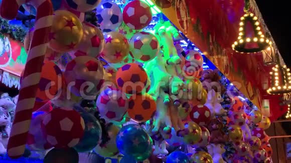 波兰街头的圣诞装饰品视频的预览图