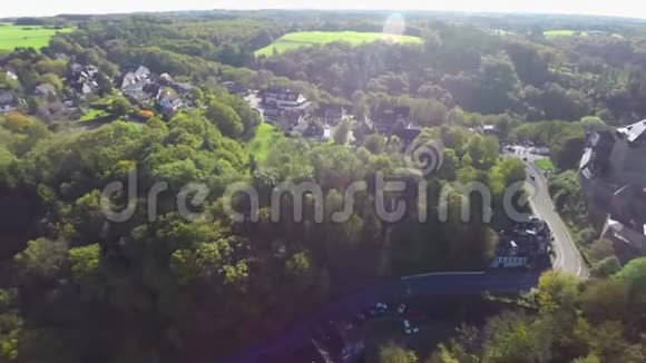 欧洲小村庄德国空中从上面慢节奏平静视频的预览图
