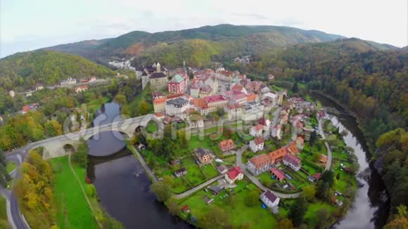 壮观的岛屿中世纪城堡小镇建筑色彩斑斓的空中视频的预览图