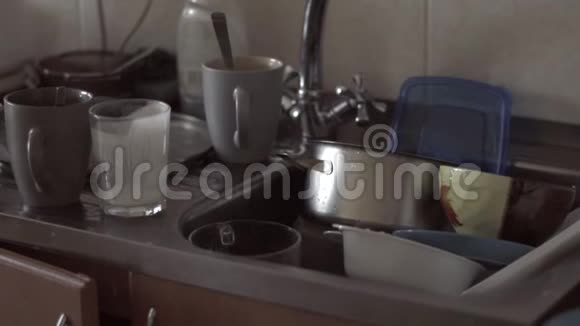 洗碗池脏盘子恶心的堆家庭清洁问题概念视频的预览图