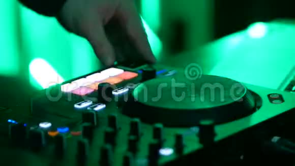 DJ在夜总会的控制台上播放音乐视频的预览图
