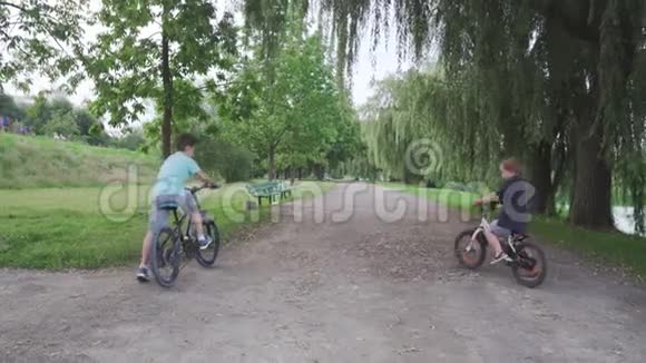 4K孩子们骑自行车的朋友自行车视频的预览图