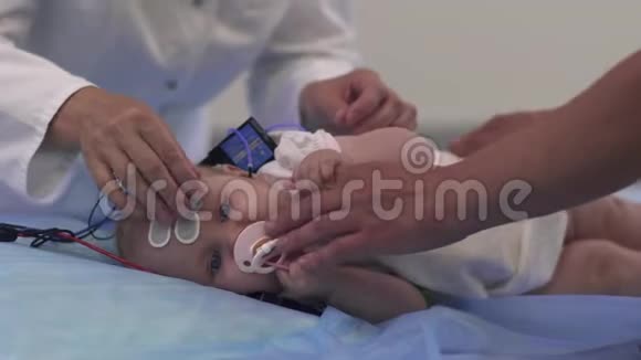 美丽的婴儿躺在医院的一张桌子上的医疗传感器视频的预览图
