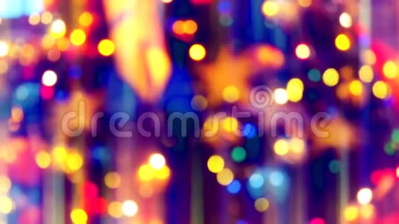 闪闪发光关上了圣诞树的灯许多灯在杉树新年和圣诞树装饰美丽美丽视频的预览图