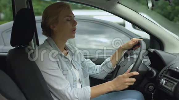 患有强烈偏头痛的金发女性坐在汽车上头痛障碍视频的预览图