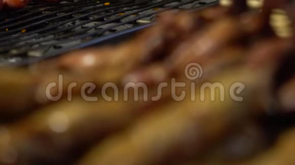 慢动作小贩烹制腊肉葱包钢烧烤架夜市视频的预览图