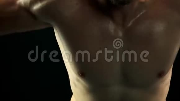 把肌肉发达的人的胸部收起来视频的预览图