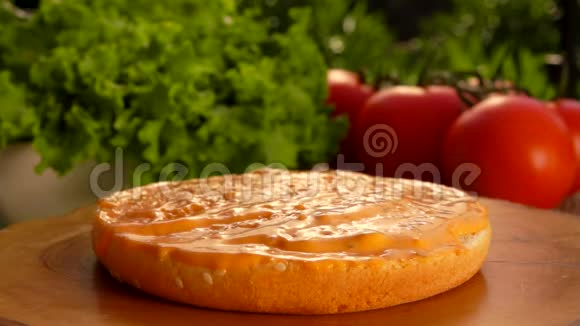 莴苣叶落在带有酱汁的面包上视频的预览图