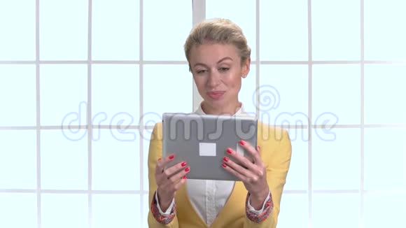 成熟的商务女性与使用平板电脑的人聊天视频的预览图