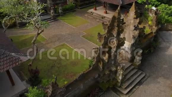 巴厘岛Ubud的PuraGunungLebah寺的楼梯上的家庭旅行者的空中射击视频的预览图