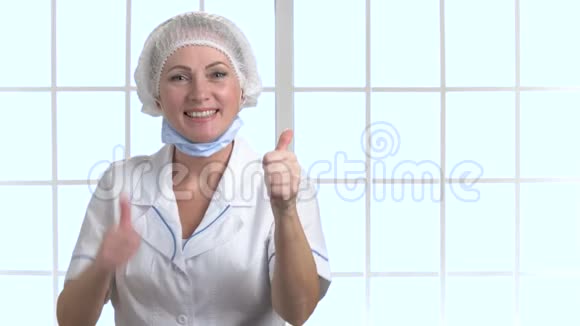 女医生外科医生竖起大拇指视频的预览图