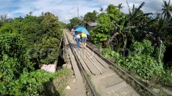 妇女徒步穿越旧铁路桥梁视频的预览图