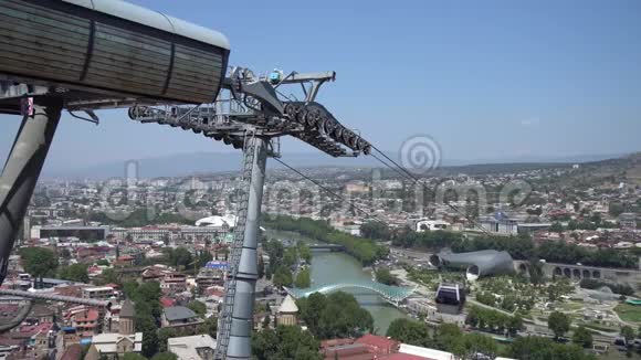 在最著名的纳里卡拉堡和和平桥上有缆车的索道格鲁吉亚第比利斯视频的预览图