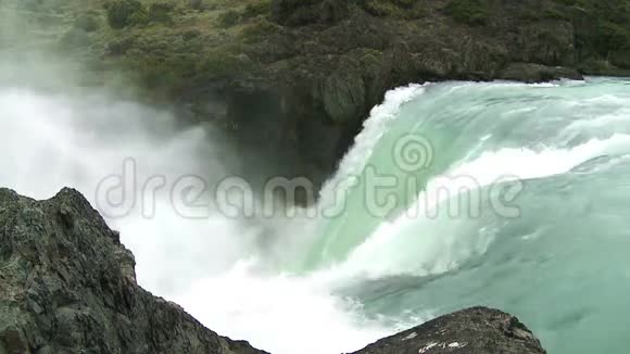 智利巴塔哥尼亚的瀑布慢动作视频的预览图