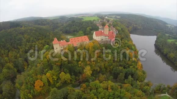 骑士和国王城堡空中射击捷克红色屋顶建筑视频的预览图