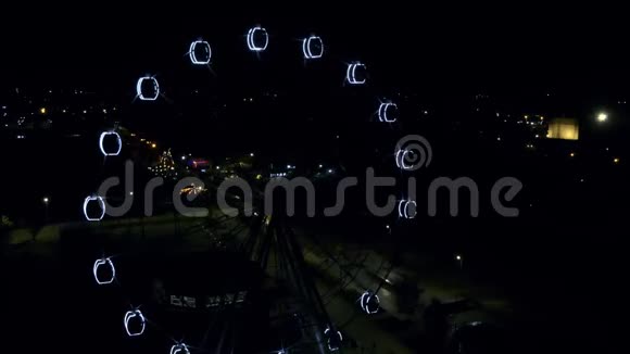 夜间公园里的摩天轮伏尔日斯基市俄罗斯视频的预览图