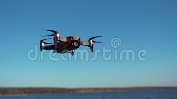 用无人机摄像机飞行和拍摄四架直升机在空中盘旋在海上飞行的无人机视频的预览图