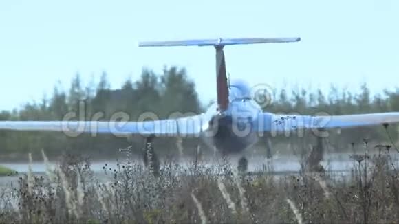 轻型发动机飞机跑道录像视频的预览图