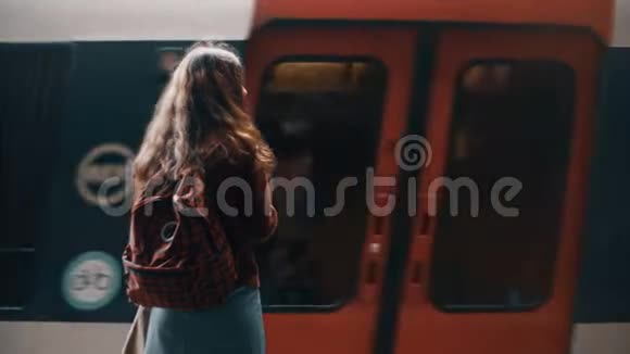 年轻的女学生背着背包站在地铁附近的快车等待旅行视频的预览图