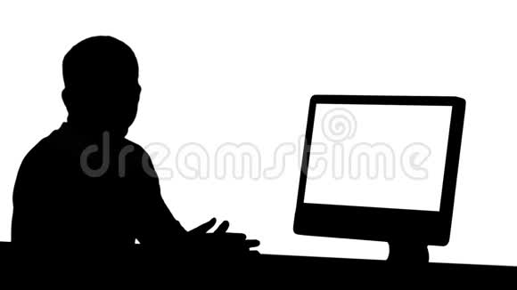 剪影休闲商人微笑着对着镜头说话在电脑显示器上显示了一些东西视频的预览图