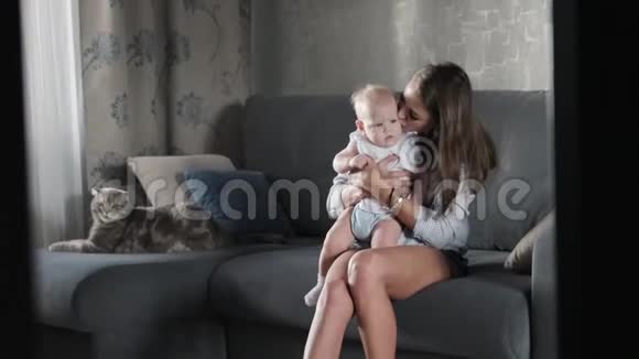 快乐快乐的家庭妈妈和女婴在家亲吻拥抱视频的预览图