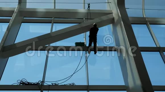 男人正在打扫一栋高层建筑上的窗户视频的预览图