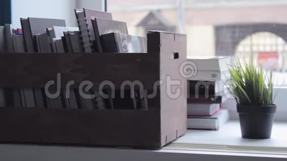 窗户上有书的盒子滑动镜头侧翻镜头视频的预览图