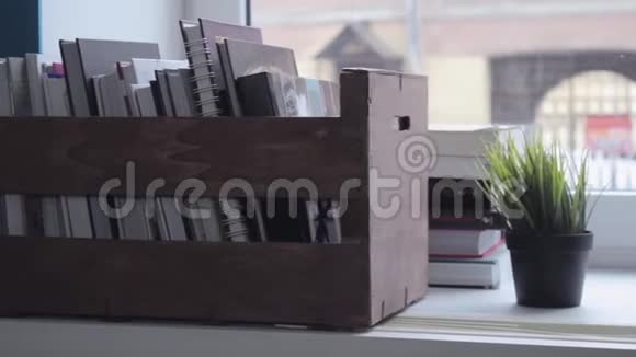 窗户上有书的盒子的滑动镜头线性镜头视频的预览图