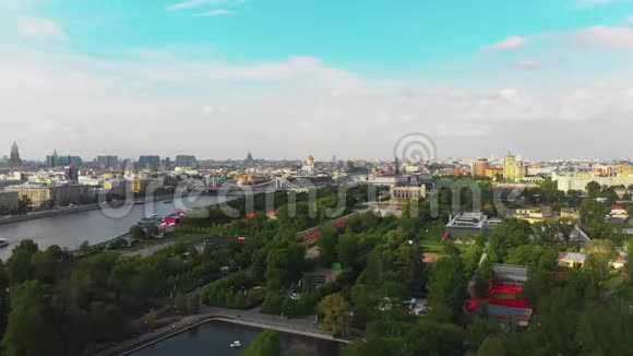 莫斯科市中心一架无人机的全景视频在市中心进行空中拍摄美丽的公园景色视频的预览图