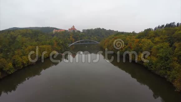 高空飞抵中世纪古堡河桥坠落视频的预览图