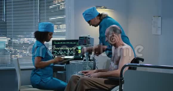 女医生在病人身上放置心电电缆视频的预览图