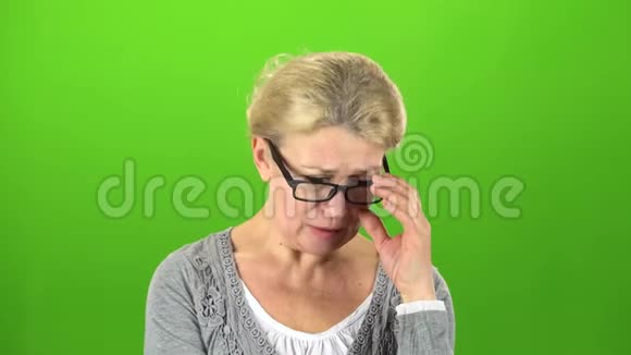 祖母头痛绿色屏幕视频的预览图