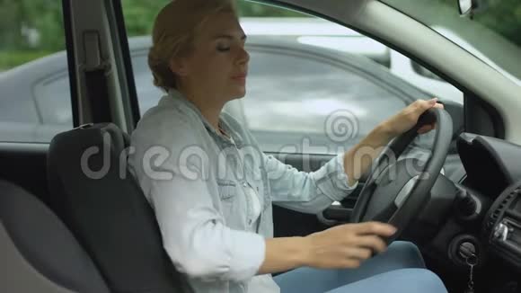 坐在车里的女人胃疼胃炎症状医疗保健视频的预览图