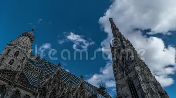 维也纳圣斯蒂芬大教堂上空的云层移动视频的预览图