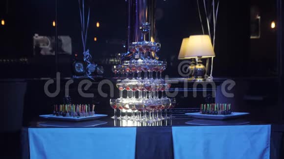 夜总会派对上的酒杯金字塔餐厅视频的预览图