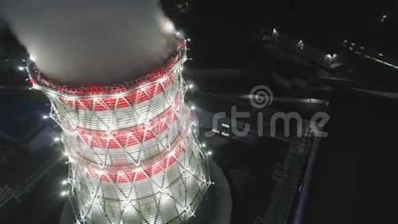 从现代冷却塔升起的蒸汽支柱旋转视频的预览图