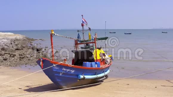 泰国芭堤雅2019年5月15日泰国渔民船靠蓝天矗立在海滩上视频的预览图