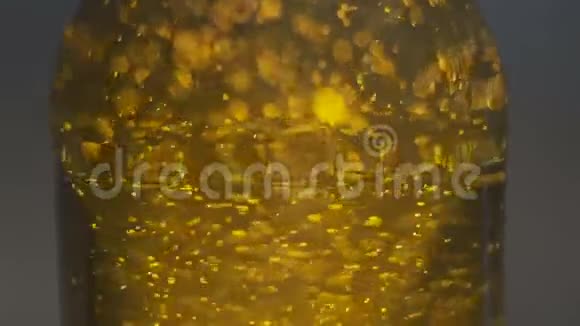 气泡漂浮在令人惊叹的深结构橙液体中视频的预览图
